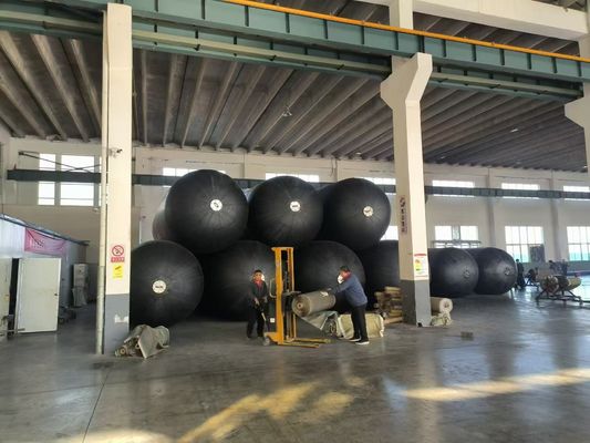 Fender de borracha pneumático adaptável para navios e instalações terrestres