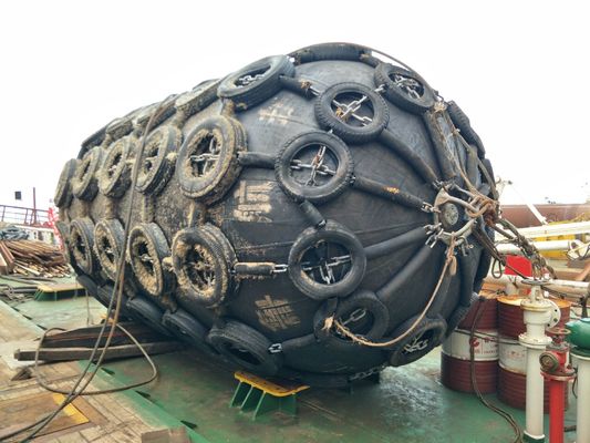 Fenders pneumáticos com ar comprimido para prevenção de danos em operações marítimas