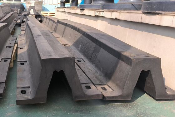 Fenders de arco para conversão de energia de impacto e proteção de navios e docas em instalações portuárias com alto tráfego