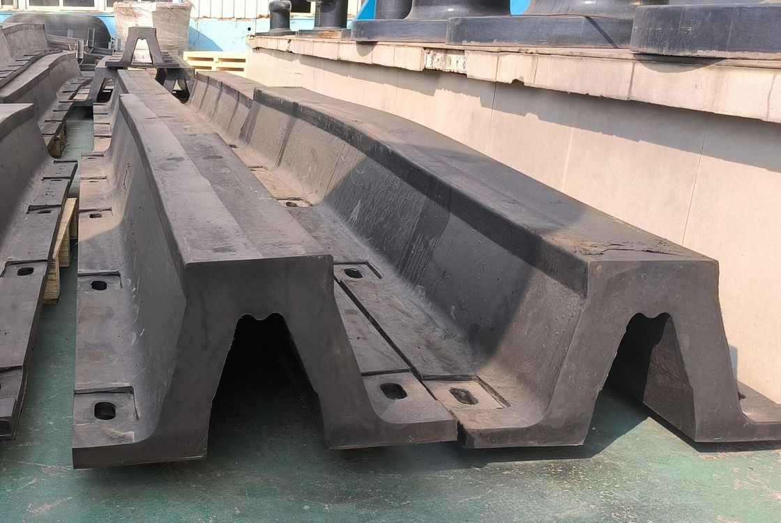 Fenders de arco para conversão de energia de impacto e proteção de navios e docas em instalações portuárias com alto tráfego